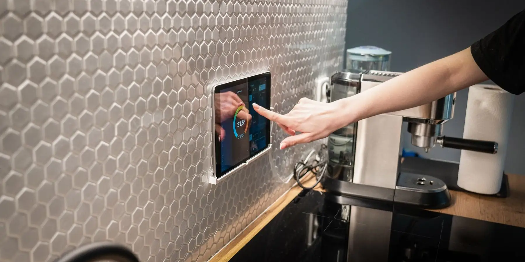 Panel táctil de domótica en la pared de una cocina