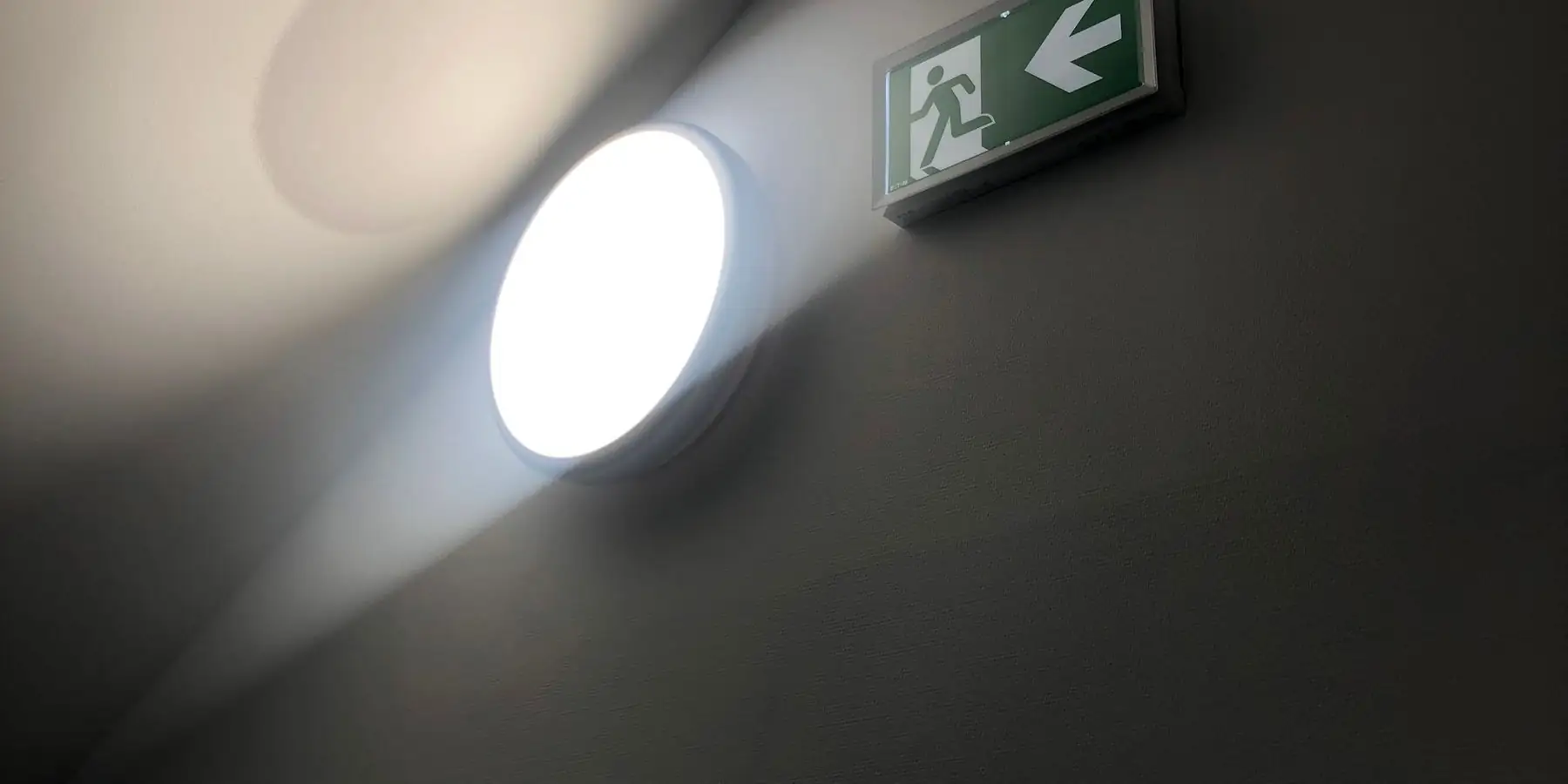 Cartel iluminado de salida de emergencia