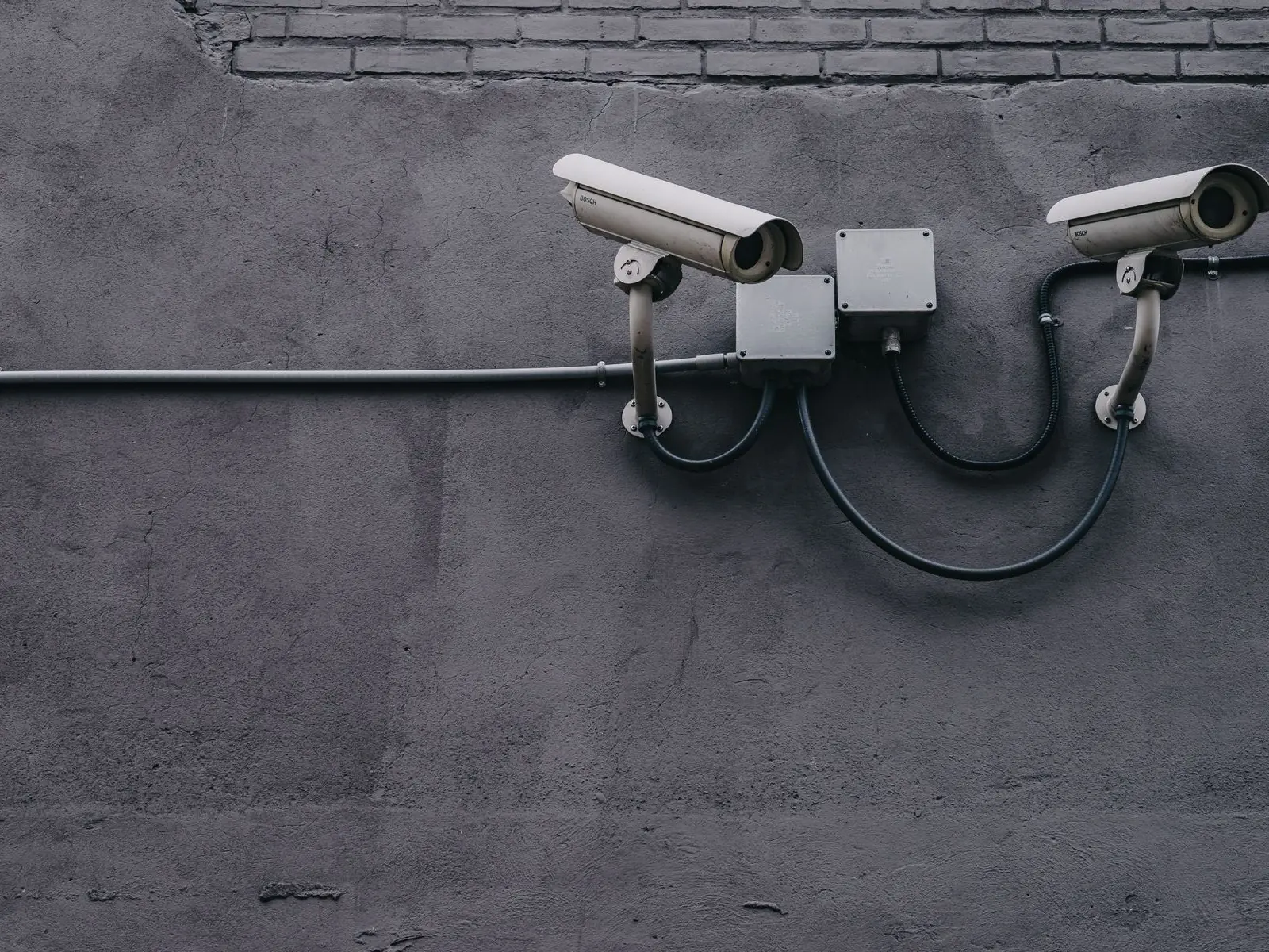 Dos cámaras de seguridad instaladas sobre una pared
