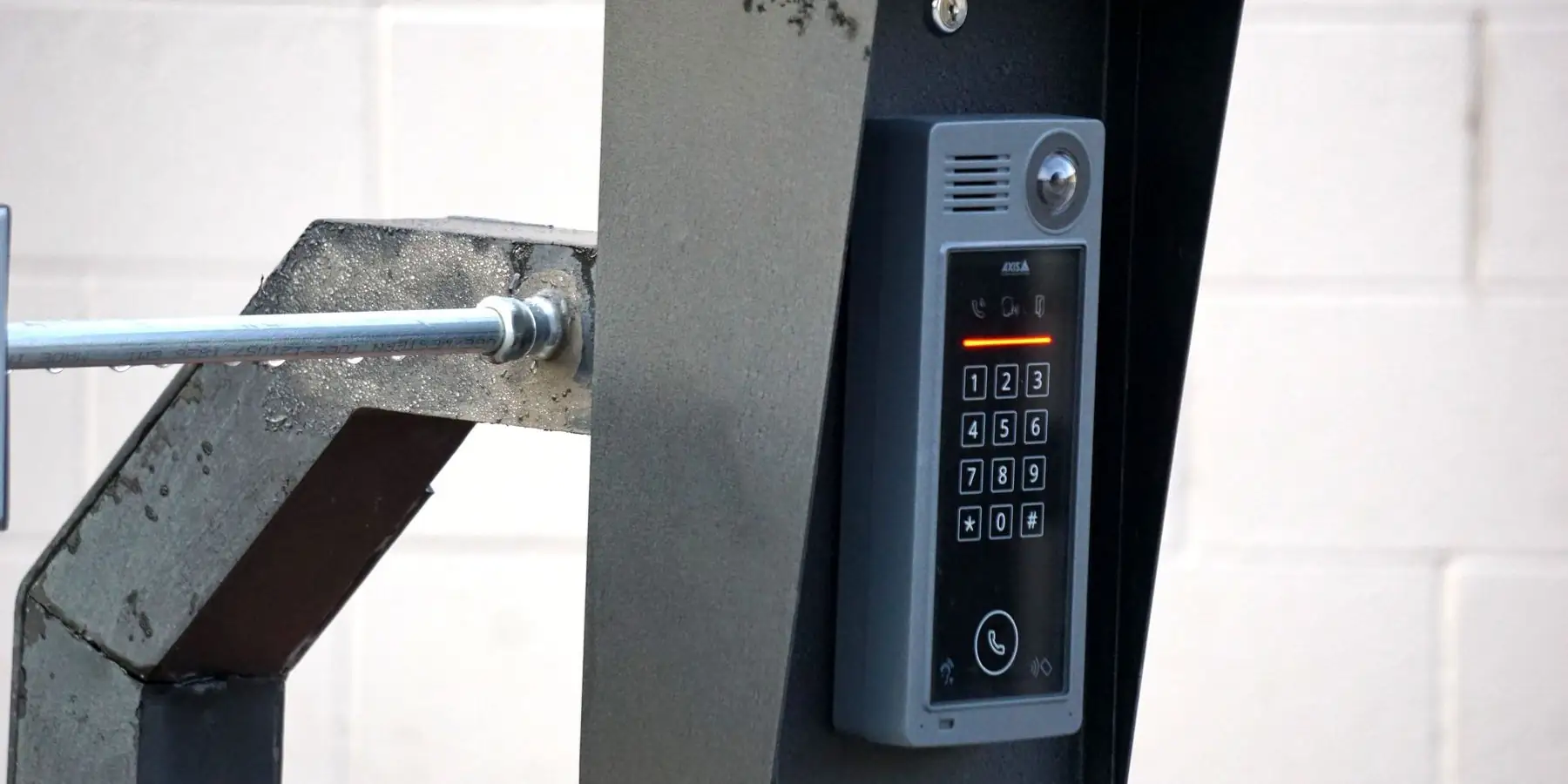 Video portero con teclado en la entrada de un edificio