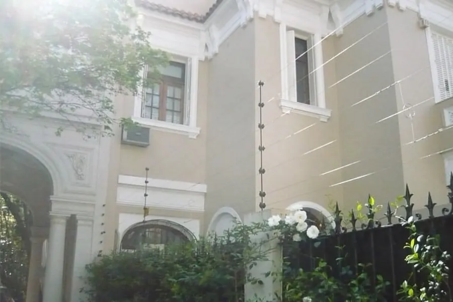Cerco eléctrico en la fachada de una casa con rejas