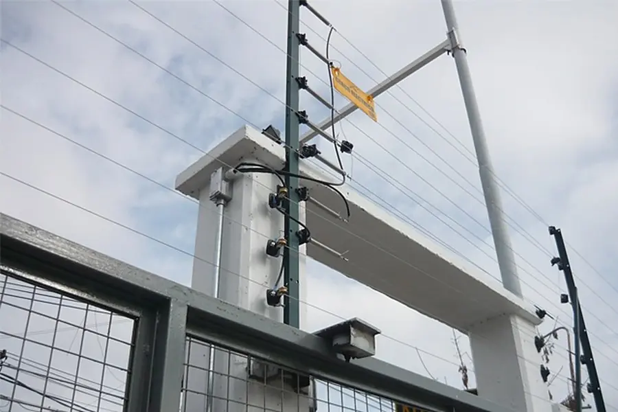 Cerco eléctrico sobre el portón de acceso de un predio
