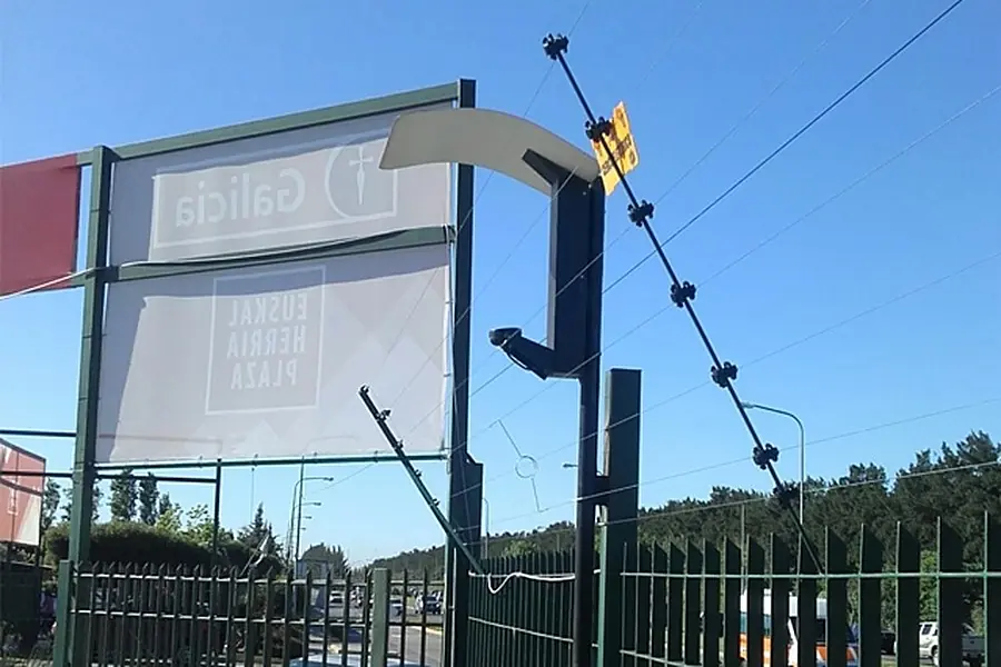 Cerco eléctrico sobre las rejas del acceso vehicular de un predio